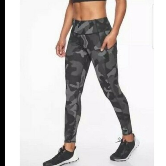 Athleta Pants - ✨ Athleta Camo Contender 7/8 Leggings Sz XS ✨